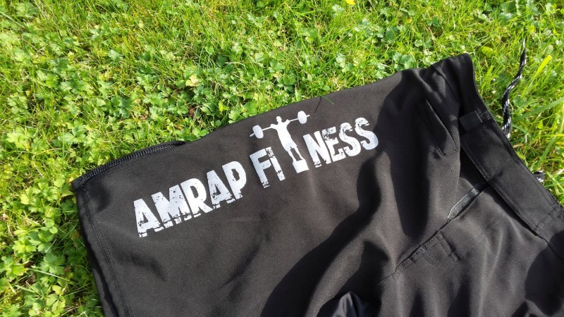 Auf dem rechten Hosenbein ist das Logo von AMRAP in groß angebracht