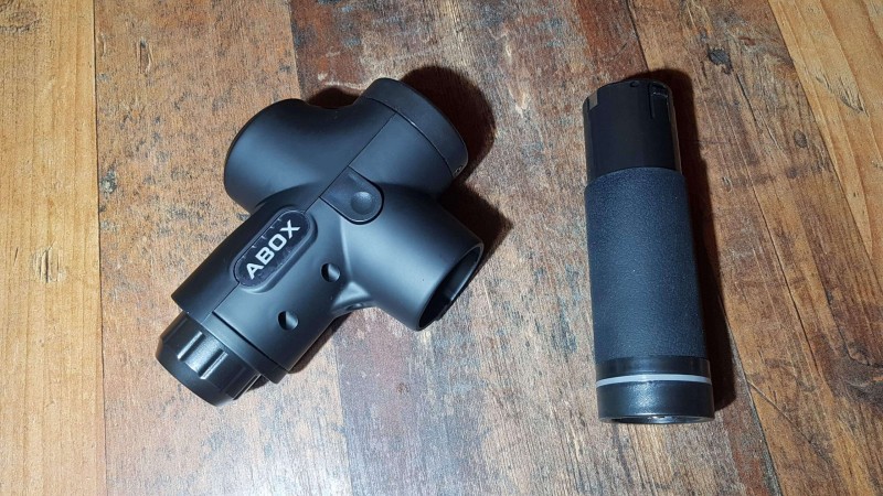 Die ABOX Massagepistole hat einen wechselbaren Akku (nicht separat erhältlich)