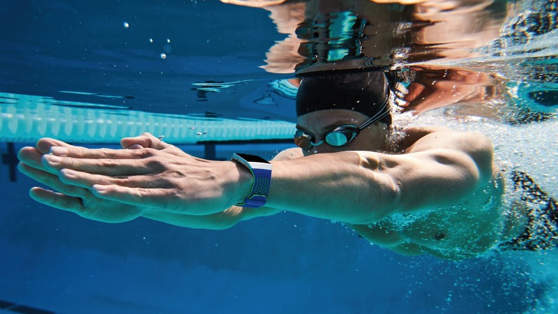 Die Fitbit Ionic ist wasserdicht und kann zum Schwimmen getragen werden