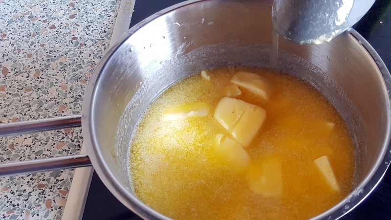Die Butter wird bei geringer bis mittlerer Hitze erhitzt