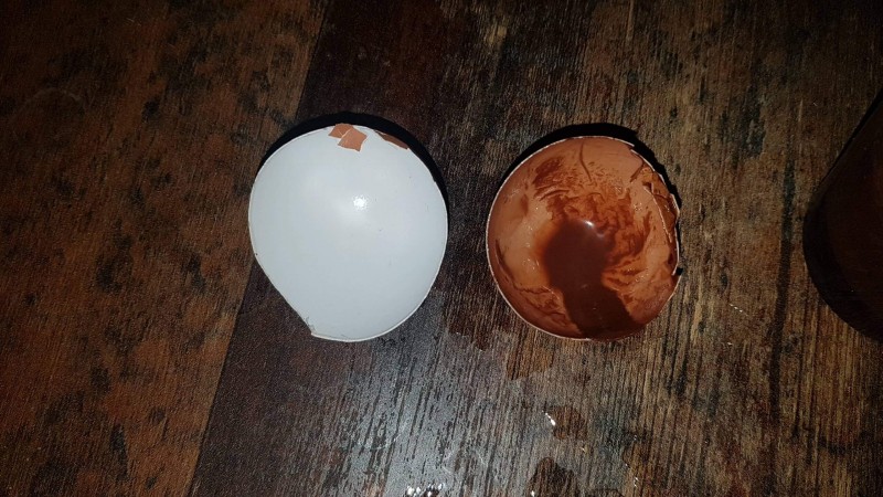Eierschale direkt nach der Entnahme aus dem Kakao (ohne Abwaschen)